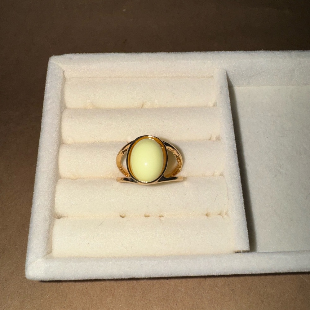 Elegant Gold and Cream Women's Ring